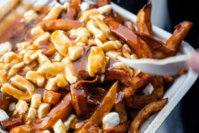 Poutine Classique - La Banquise Montréal