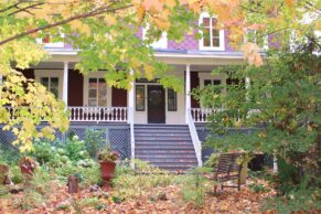 Auberge Comme au Premier Jour - Façade en automne