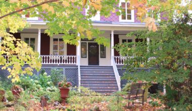 Auberge Comme au Premier Jour - Façade en automne