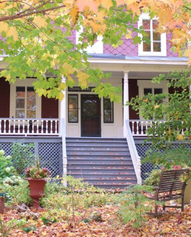 Auberge Comme au Premier Jour - Façade en automne