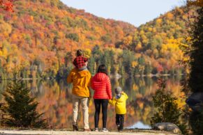 Famille au bord du lac en automne - Kanata Tremblant
