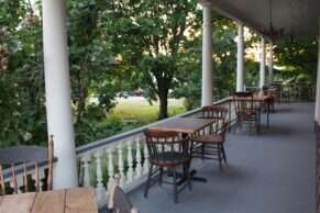 Auberge Comme au Premier Jour - Terrasse