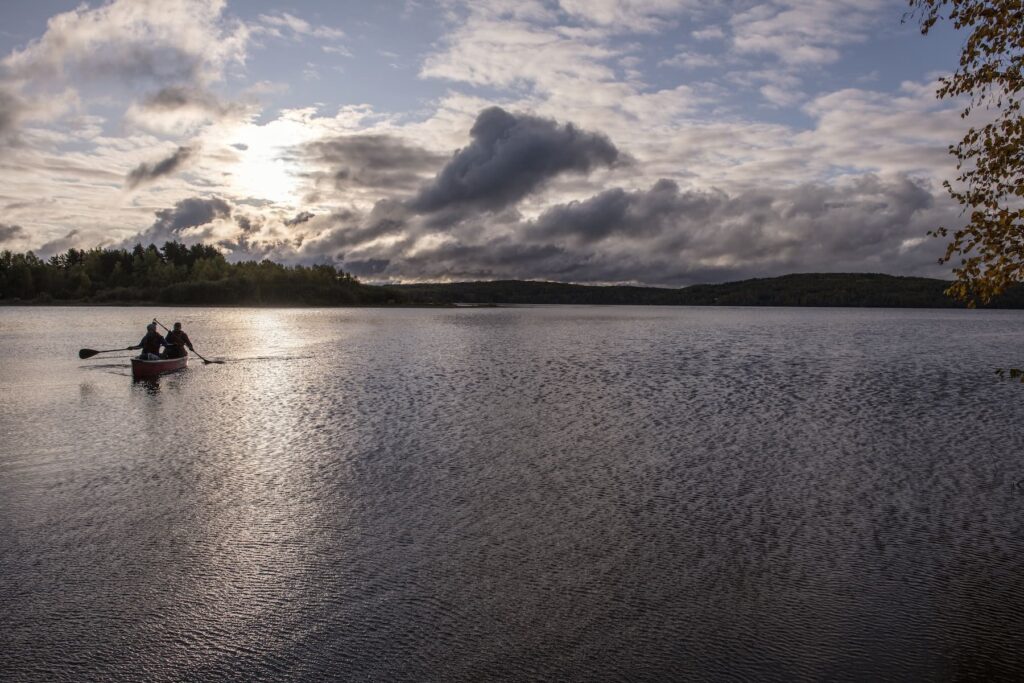 En canot sur le réservoir du lac Taureau - Photo GouvQc Gaëlle Leroyer