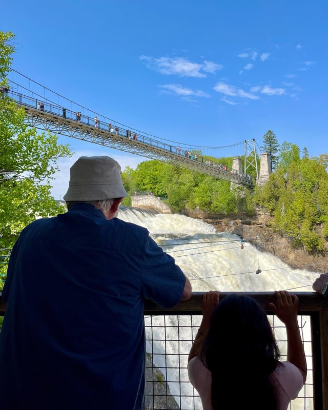 Une journée comme on les aime dans la région de Québec avec un beau soleil ☀️ et 28 degrés au thermomètre. 
On commence par une belle balade dans le #parcdelachutemontmorency qui domine le paysage du haut de ses 83 mètres. Un incontournable lors de tout séjour au Québec. On peut en mesurer toute sa puissance de différentes façons, en embarquant à bord de son téléphérique ou en empruntant les sentiers balisés. Les plus aventuriers opteront eux pour la via ferrata ou la tyrolienne. 
Puis direction #liledorleans. Un arrêt s’impose chez #cassismonnaetfilles, une superbe entreprise familiale proposant une large panoplie de produits autour du cassis que nous avons vu évoluer au fil des années. Petit secret, leur crème de cassis est à tomber ! À mettre absolument dans votre valise 🤩. 
Puis on termine sur la grève en observant le majestueux fleuve Saint-Laurent et la ville de Québec au loin 🥰
•
•
•
#quebeclemag #quebec #qc #quebeccite #ilovequebec #chutedemontmorency #explorequebec #explorecanada #lemeilleurducanada #travel #travelling #vacancesquebec #eteauquebec #quebeclessentiel