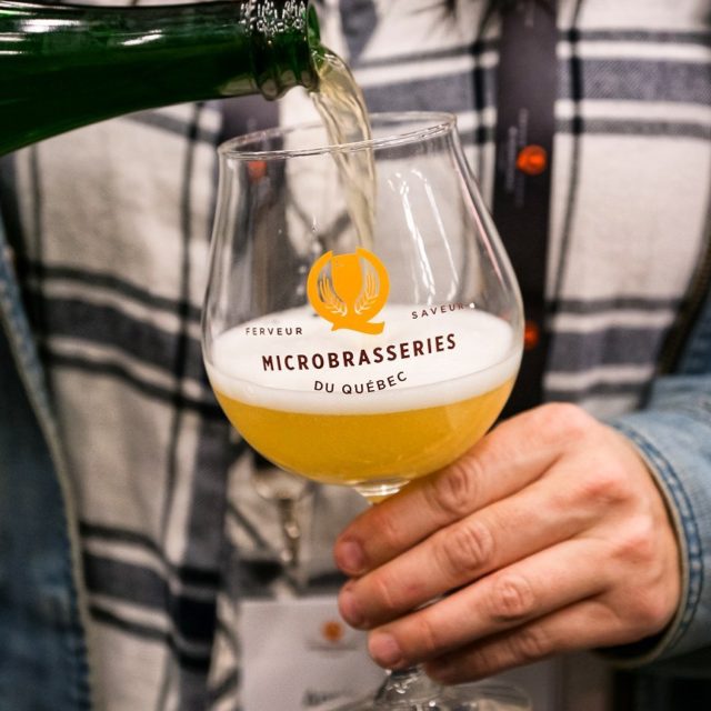 On ne peut pas quitter le Québec sans avoir bu une bière locale ! Mais laquelle choisir ? 🍻 
Blonde, brune, API, ambrée, sure, fruitée... les microbrasseries du Québec redoublent d'énergie pour proposer des bières originales et de grande qualité. 
Quelle est ta bière québécoise préférée ? 
.
.
.
#quebeclemag #quebec #qc #microbrasserie #ambq #biereduquebec #bieresartisanales #achatlocal #microbrasseriequebecoise #biere #bierelocale #boirelocal #explorequebec #explorecanada #lemeilleurducanada #voyagequebec #eteauquebec #vacancesquebec
