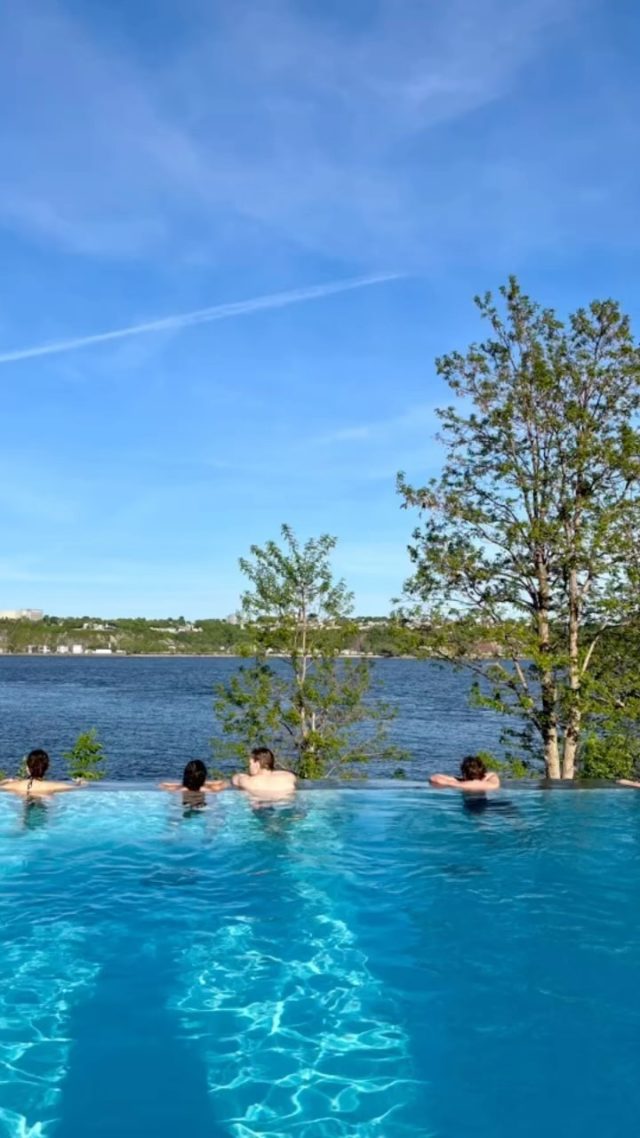 Aujourd’hui nous avons re-testé et ré-approuvé une de nos adresses coup de cœur que vous retrouverez dans notre guide #quebeclessentiel, le @stromspa du Vieux-Québec. À 15 minutes à pied du centre historique de Québec et en bordure du Saint-Laurent, un moment de détente que nous ne sommes pas prêts d’oublier. Une offre impressionnante proposée par ce spa présenté comme étant le plus grandiose de la province. Et on le confirme ! Bains vapeurs, bains nordiques, un bain intérieur-extérieur qui donne l’impression d’être dans une rivière, saunas, bain flottant, exfoliation au sel , une piscine infinie dans laquelle on pourrait rester des heures les yeux plongés dans sa majesté le fleuve Saint-Laurent. Des installations au top et un restaurant qui propose une cuisine d’inspiration boréale créative et savoureuse. Une expérience à vivre de toute urgence 🤩
#stromspa 
#québec 
#quebecoriginal 
#quebeclemag 
#spaquebec 
#quebeccite 
#quebeccity