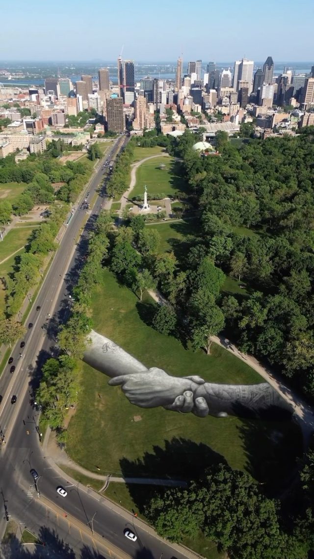 La magnifique œuvre de @saype_artiste a été dévoilée par @muralfestival à Montréal. 
La fresque éphémère complètement biodégradable est installée à l’angle de l’avenue du Parc et de la voie Camilien Houde. Impossible de la manquer ! 
On a bien hâte d’aller la voir, chapeau l’artiste 🧡
📸 - @saype_artiste 
•
•
•
#quebeclemag #quebec #qc #montreal #montroyal #montrealcity #saype #saypeartiste #saypeartproject #beyondwalls #muralfestival #ecoart
