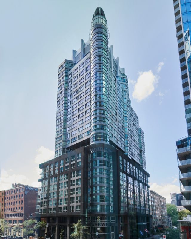 Découvrez le luxe urbain au @warwicklecrystal en plein cœur de Montréal. 
Cet hôtel-boutique propose des suites spacieuses et élégantes, idéales pour un séjour chic et confortable. Après une journée d'exploration, détendez-vous dans la piscine intérieure avec vue panoramique sur la ville ou savourez une cuisine thaïlandaise au restaurant Siam. 
Proche du @centrebell et de la rue Sainte-Catherine, le Warwick Le Crystal est le point de départ idéal pour vivre l'énergie montréalaise.
.
.
#quebeclemag #quebec #qc #montreal #mtl #mtlmoments #montreality #warwickhotel #hotelmontreal #explorequebec #lemeilleurducanada #quebeclessentiel