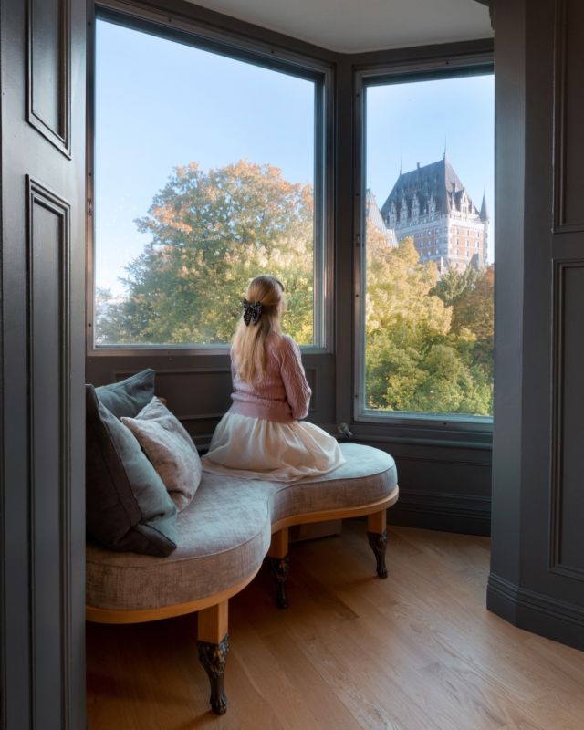 Vous cherchez le logement parfait pour votre séjour printanier à Québec ?
À deux pas de la Terrasse Dufferin, le @hotel_nomad_quebec est un hôtel-boutique urbain qui invite au voyage. Les 16 chambres et suites sont pensées avec beaucoup de goût et de raffinement. Vous allez les adorer ! 
Allez-y les yeux fermés ! 😍
📸- @miss_evycookies 
.
.
#quebeclemag #quebec #qc #vieuxquebec #hotelnomad #ilovequebeccity #quebeccité #explorequebec #lemeilleurducanada #quebeclessentiel