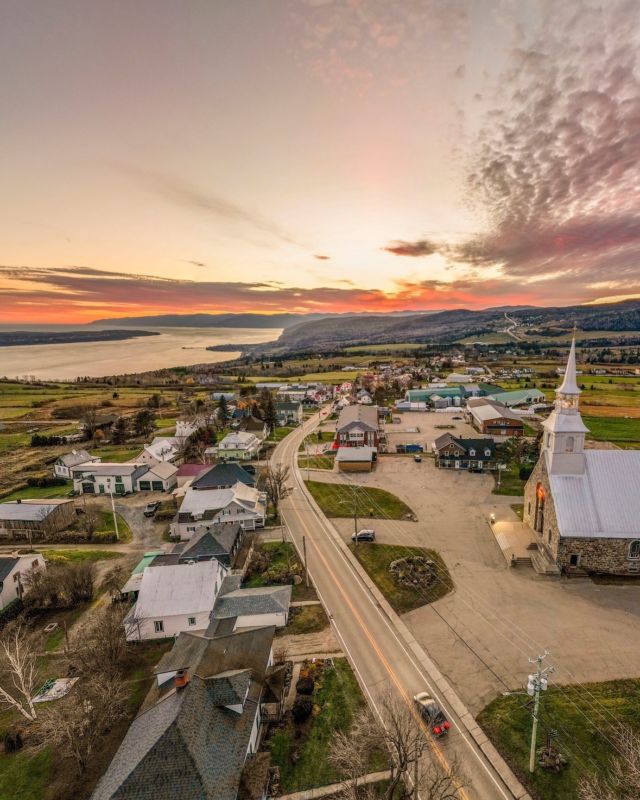 Partez à la découverte des plus charmants « couette & café » de Charlevoix ! De magnifiques adresses vous attendent dans les cinq secteurs emblématiques de cette grande région.
Chaque établissement incarne à merveille l'art de recevoir des Charlevoisiens... une expérience authentique à ne pas manquer ! 
📷 - André-Olivier Lyra
.
.
#quebeclemag #quebec #qc #charlevoix #charlevoixquebec #RoadTrip #roadtripquebec #CouetteEtCafe #charlevoixthebeautiful #explorequebec #bedandbreakfast #lemeilleurducanada #quebeclessentiel