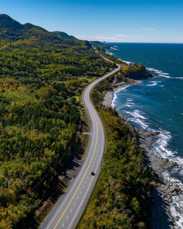 Faire le tour de la Gaspésie, c’est embarquer pour un road trip entre mer, montagnes et villages pleins de charme. Chaque virage révèle un nouveau paysage, une culture vivante et une bonne raison de s’arrêter. 🚐

Un voyage à la fois sauvage, accueillant et carrément magique, à vivre au @quebecmaritime.

📷 - Vue aérienne © Sébastien St-Jean
📷 - Randonneurs et baleine © Mathieu Dupuis
📷 - Rocher Percé © Roger Saint-Laurent
.
.
#quebeclemag #quebec #qc #quebecmaritime #quebeccotemer #gaspesie #gaspesiejetaime #explorequebec #lemeilleurducanada #quebeclessentiel