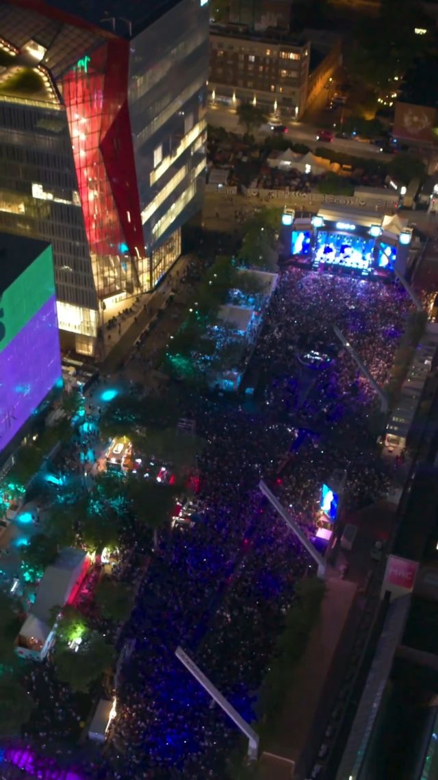 Du 13 au 21 juin 2025, plongez au cœur de la 36e édition des Francos de Montréal ! 
Ce festival emblématique propose près de 150 concerts, dont une majorité gratuits, mettant en lumière des artistes de divers horizons musicaux. 🎟 La programmation est déjà en ligne.

Rendez-vous dans le Quartier des Spectacles pour célébrer la richesse de la musique francophone dans une ambiance festive et inoubliable.
.
.
#quebecemag #montreal #FrancosMTL #MTLMoments