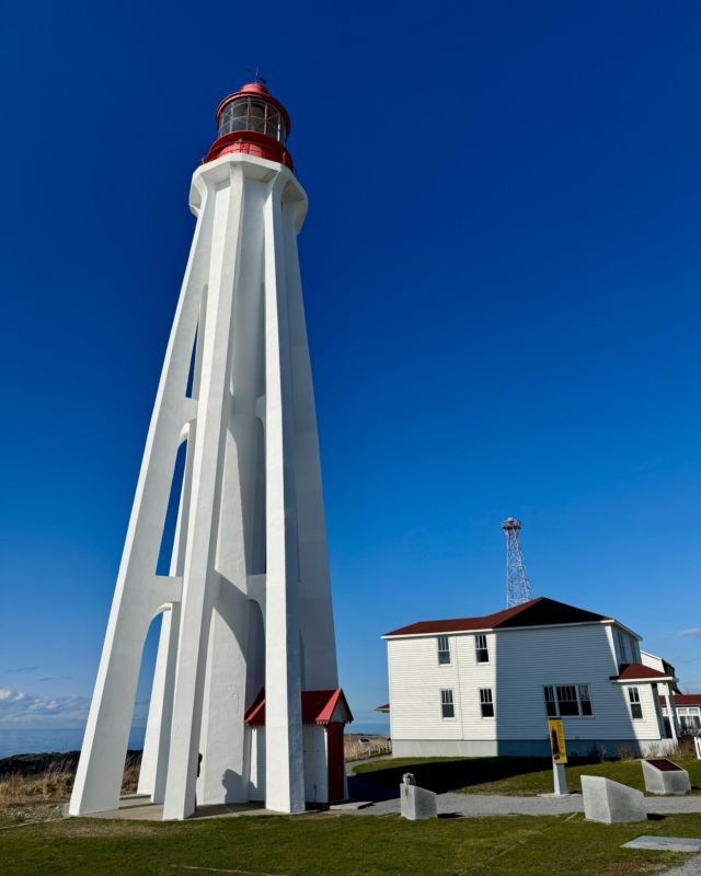 Halte à Rimouski au @quebecmaritime 
Entre deux rendez-vous, notre directrice Audrey prend le temps d’explorer les incontournables de la région. Une belle façon de joindre l’utile à l’agréable, tout en testant pour vous les coups de cœur 🧡 à ne pas manquer.
Parmi ses préférés : le @shmpointeaupere, joyau du patrimoine québécois. On y visite notamment l’impressionnant sous-marin Onondaga, long de 90 mètres, ainsi que le musée Empress of Ireland, qui rend hommage aux victimes du naufrage tragique de 1914.
.
.
#quebeclemag #quebec #qc #quebecmaritime #quebeccotemer #rimouski #sitemaritimedelapointeaupere #onondaga #empressofireland #explorequebec #quebeclessentiel #lemeilleurducanada
