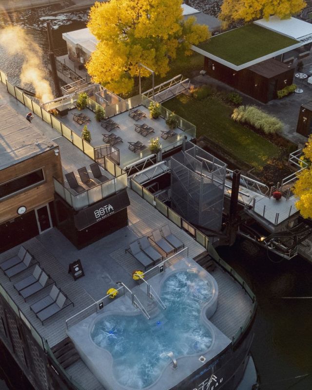 Amarré au cœur du Vieux-Port de Montréal, le @botabotamtl est un spa flottant unique. Ce lieu offre une expérience de détente inégalée grâce à son circuit d’eaux. Les installations s'étendent sur cinq ponts et comprennent saunas, bains à remous, bains froids, espaces de détente et restaurant.
Chaque semaine, les "Jeudis Reconnexion" transforment l'ambiance du spa en une expérience sociale. De 17h à 20h, un groupe de jazz et un BBQ ajoutent une touche conviviale à cette soirée. 
.
.
#quebeclemag #quebec #qc #botabota #montreal #mtl #mtlmoments #spa #spamontreal #explorequebec #lemeilleurducanada #quebeclessentiel