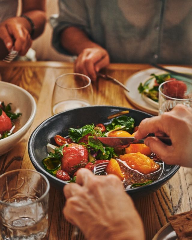Coup de 🧡 

À Frelighsburg, @les_cocagnes réinventent l’agrotourisme avec une touche collective et écoresponsable. Ce projet agroécologique rassemble des fermes engagées dans une agriculture durable et respectueuse de l’environnement. 

Au cœur des Cantons-de-l’Est, le site offre des expériences gourmandes comme des tablées champêtres mettant en valeur les produits locaux. On vous le conseille fortement pour découvrir la cuisine du terroir québécois.
.
.
#quebeclemag #quebec #qc #lescocagnes #terroiretsaveurs #cantonsdelest #terroiretsaveursduquébec #mangerquebec #mangerlocal #lemeilleurducanada #quebeclessentiel