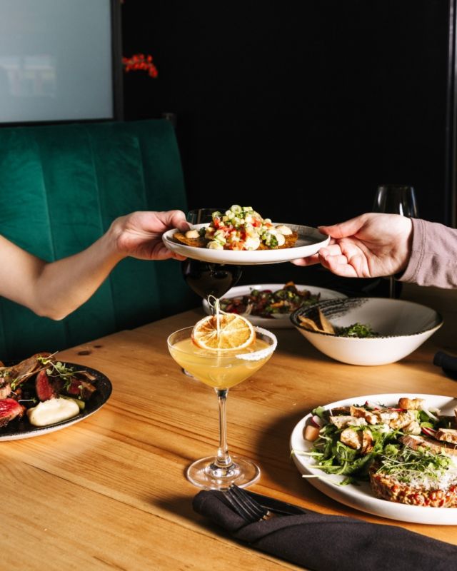 Envie de découvrir le Québec à travers ses gourmandises ? Voici 5 bonnes adresses à tester cet été, toutes membres du label @terroirsaveurs.
🌱 @fermetournevent, reconnue pour sa production d'huiles vierges biologiques
🍔 Le Casse-Croûte du Roy, cantine familiale au bord du fleuve Saint-Laurent
🍯 Ne manquez pas @la_miellerie_king et ses délices variés
🍗 À Mascouche, les @fousbraques proposent une expérience culinaire 100% terroir.
🪿 @augitedesoies propose des événements, un comptoir gourmand et des hébergements dans la nature, autour des oies. 
.
.
#quebeclemag #quebec #qc #terroir #terroiretsaveursduquébec #quebecgourmand #food #foodies #foodpassion #mangerlocal #boirelocal #produitsduquebec #produitsquebecois #explorequebec #lemeilleurducanada #quebeclessentiel