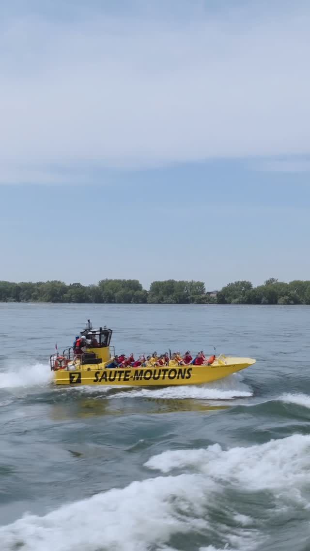 Depuis plus de 40 ans, @sautemoutons transforme les rapides de Lachine en véritables montagnes russes aquatiques. 
Au départ du Vieux-Port de Montréal, on embarque pour une heure d’aventure complètement folles sur des eaux tumultueuses.

On navigue d’abord tranquillement devant la Biosphère, le Casino et Habitat 67, puis les grosses vagues apparaissent et les choses sérieuses commencent ! 

👉Pour toute la famille à partir de 6 ans qui veut pousser des « wow » et éclater de rire ! 😂 
•
•
#quebeclemag #quebec #qc #sautemoutons #montreal #mtl #montreallife #lemeilleurducanada #explorequebec #quebeclessentiel #roadtripquebec