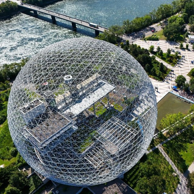À Montréal, on découvre @espacepourlavie, le plus grand complexe muséal dédié aux sciences de la nature au Canada. 
Cinq musées nous ouvrent leurs portes : le Biodôme avec ses écosystèmes des Amériques, l'Insectarium totalement repensé, le Jardin botanique de 75 hectares, le Planétarium et ses dômes 360°, et la mythique Biosphère sur l'île Sainte-Hélène.
Chaque année, 2,5 millions de visiteurs s'émerveillent devant cette jungle urbaine où biodiversité rime avec découverte. 
📷 - JF Savaria
📷 - Mélanie Dusseault
📷 - Claude Lafond
📷 - Eva Blue
📷 - Mélanie Dusseault
.
.
#quebeclemag #quebec #qc #montreal #mtl #mtlmoments #espacepourlavie #biodome #jardinbotaniquedemontréal #insectariumdemontreal #planetarium #biospheremontreal #explorequebec #lemeilleurducanada #quebeclessentiel