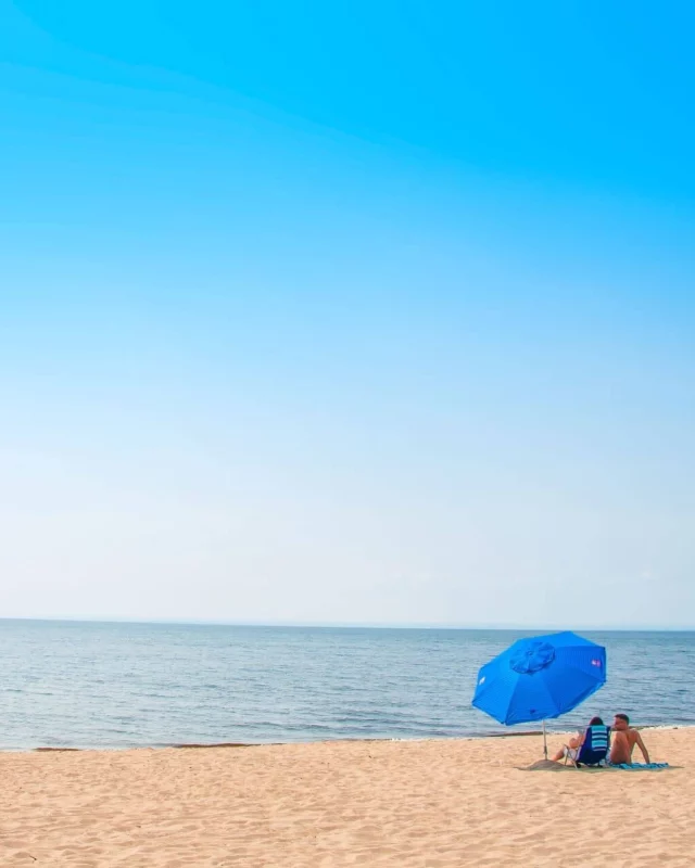 Au @saguenaylacsaintjean, on nage dans le bonheur ! 
@saguenayaventures nous emmène observer les baleines, tandis que @fjordenkayak nous propose des expéditions avec bivouacs. @voilemercator nous initie à la navigation avec une nuit amarrée à la baie Éternité et Les Navettes maritimes du Fjord transforment chaque traversée en voyage d'exploration. 
Avec 42 kilomètres de plages et les descentes en canoë avec @equinox_aventure aventure, ce territoire boréal de 79 000 km2 nous promet un été mémorable.
.
.
#quebeclemag #quebec #qc #saguenay #saguenaylacstjean #saglac #explorequebec #explorecanada #quebeclessentiel #lemeilleurducanada