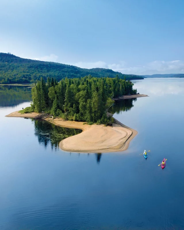 Les vacances d'été sont enfin là ! ☀ 
C'est parti pour les road trips, les plongeons dans les lacs et toutes ces découvertes qu'on attend depuis des mois. 
On veut voir le Québec à travers vos yeux alors n'hésitez pas à nous taguer dans vos aventures sur @quebeclemag 
.
.
#quebeclemag #quebec #qc #explorequebec #quebeclessentiel #explorecanada #summer #summervibes #eteauquebec #vacancesauquebec #été