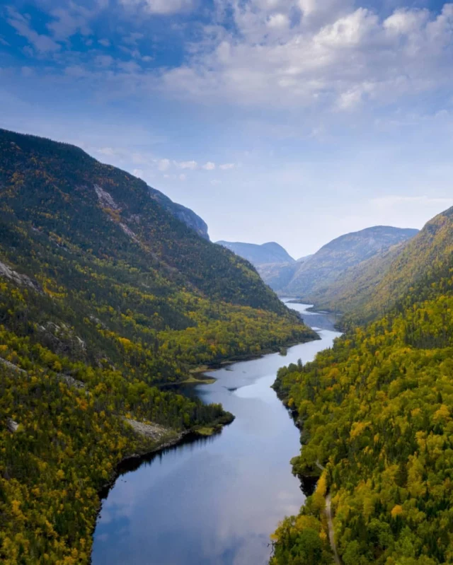 Dans Charlevoix, dès l'automne, la nature se pare de mille couleurs et les producteurs nous invitent à découvrir leurs trésors. On peut cueillir des pommes, déguster les fromages locaux, se délecter d'un bon repas réconfortant puis partir en randonnée dans le @parcnationalhautesgorges.
L'ultime récompense vous attend sur les terrasses face au fleuve, un verre de cidre à la main, en contemplant ce spectacle grandiose qu'offre l'été des Indiens.
📸 - Parc national des Hautes-Gorges-de-la-Rivière-Malbaie © Mario Faubert
📸 - Cueillette de pommes © André-Olivier Lyra
📸 - Produits locaux de Charlevoix © Bon Appétit Qc
📸 - Train de Charlevoix © Caroline Perron
📸 - Vue sur le fleuve Saint-Laurent depuis Les Éboulements © André-Olivier Lyra
.
.
#quebeclemag #quebec #qc #charlevoix #automne #automnequebec #explorequebec #explorecanada #lemeilleurducanada #quebeclessentiel