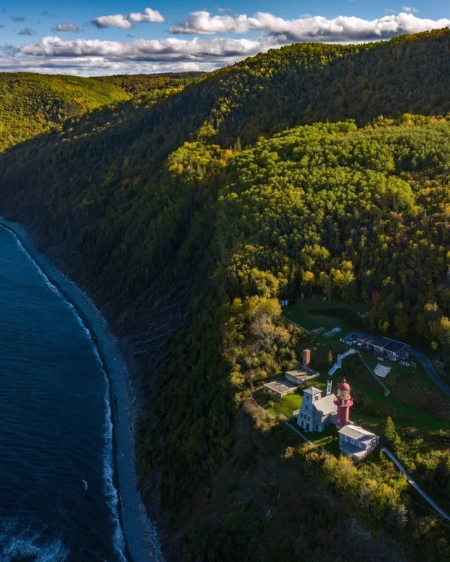 Le Québec conserve un patrimoine maritime parmi les plus importants du pays : pas moins de 63 phares et feux de signalement jalonnent ses côtes. C’est la plus grande concentration de phares en Amérique du Nord. 

Les avez-vous déjà visité ? 

📷 - Phare de Pointe-la-Renommée © Le Québec maritime
📷 - Phare de la Martre © Le Québec maritime
📷 - Site historique maritime de la Pointe au Père
📷 - Phare Cap-des-Rosiers © Le Québec maritime
.
.
#quebeclemag #quebec #qc #phare #lighthouse #pharequebec #explorequebec #explorecanada #lemeilleurducanada #quebeclessentiel
