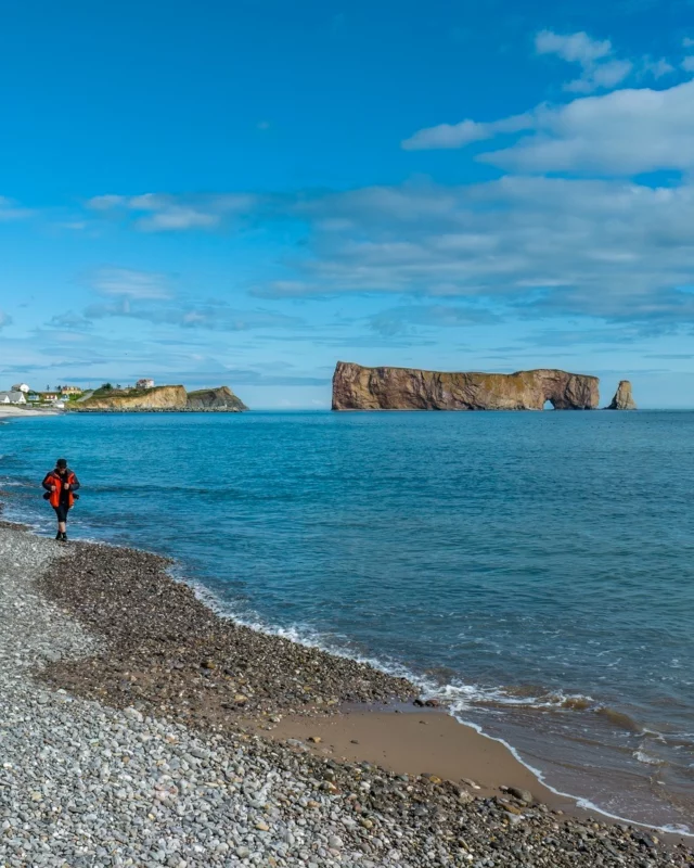 Symbole majestueux de la Gaspésie, le rocher Percé impressionne par sa silhouette sculptée par la mer. Haut de 88m et long de 433m, c’est bien plus qu’un simple rocher : c’est une légende du Québec, dressée fièrement dans le golfe du Saint-Laurent. 🌊

👉 Une icône à voir au moins une fois dans sa vie ! 
.
.
#quebeclemag #quebec #qc #rocherperce #gaspésie #quebecmaritime #explorequebec #explorecanada #lemeilleurducanada #quebeclessentiel #travel #travelling #voyageauquebec
