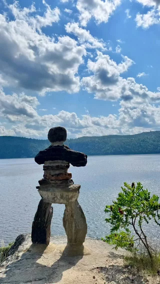 C’est parti pour un road-trip hors des sentiers battus sur Route des Explorateurs. Première très belle journée au Parc national d’Opémican en Abitibi-Témiscamingue. Au programme, rabaska sur le majestueux lac Témiscamingue d’une longueur de 110 km et randonnée dans le parc. Déconnexion totale ! Dodo avec magnifique vue sur le lac à la Bannik 🤩

#quebeclemag #lemeilleurducanada #explorequebec #quebeclessentiel #roadtripquebec #quebec #routedesexplorateurs #quebecdesexplorateurs #imaginecanada #abitibitemiscamingue #labannik