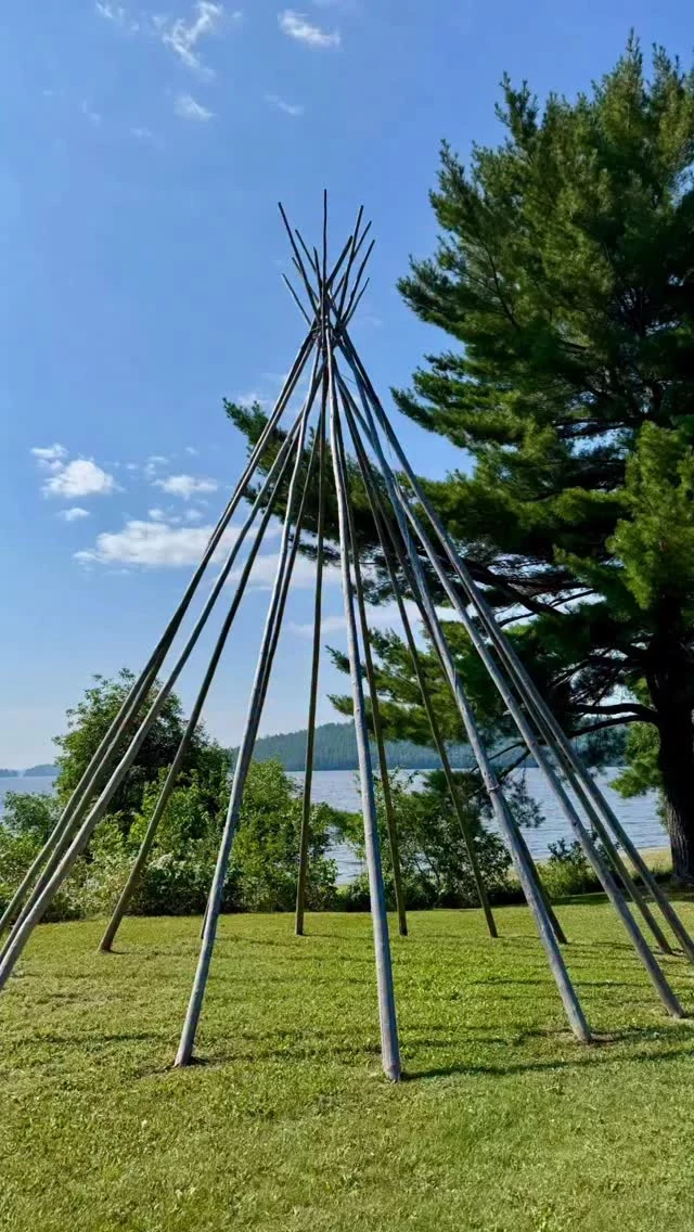Encore une très belle journée dans le Témiscamingue, région agricole et forestière chargée d’histoire. Superbe visite d’Obadjiwan-Fort-Témiscamingue par notre guide, Rose, intarissable sur le commerce des fourrures entres les Premières Nations et les Européens. Puis visite du site historique T.E Draper à Angliers qui, à travers son bateau remorqueur retrace l’histoire de l’industrie du bois et de la vie dans les camps de bûcherons. 

#temiscamingue #obadjiwanforttémiscamingue #abitibitemiscamingue #tedraperchantiergedeon #routedesexplorateurs #quebecdesexplorateurs #quebeclessentiel #quebeclemag #lemeilleurducanada #imaginecanada