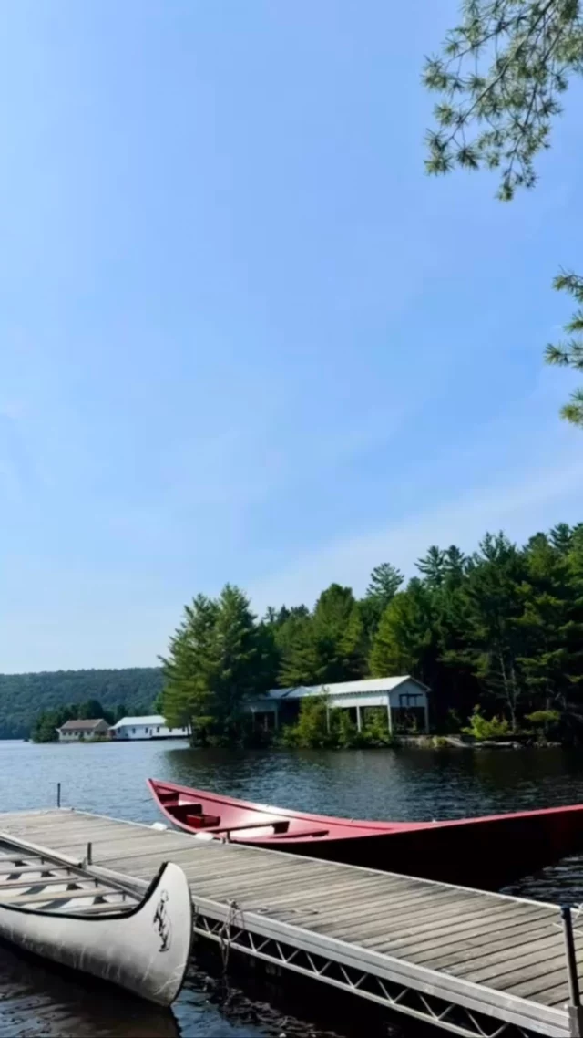 “Cet été, nous sommes partis à la découverte du Québec des Explorateurs en commençant pour la région de# l’Abitibi-Témiscamingue. Une région vaste, surprenante, et profondément connectée à la nature.”

🌲 “Première étape : le parc national Opémican. Des forêts denses, des falaises impressionnantes, et le calme du lac Témiscamingue. Ici, tout ralentit.”

🏰 “Puis direction le Fort Témiscamingue, un site chargé d’histoire. On y ressent encore les traces du passage des Premières Nations et des coureurs des bois.”

🌄 “Au parc national d’Aiguebelle, j’ai marché sur une passerelle suspendue entre deux mondes. Des paysages à couper le souffle, à chaque détour du sentier.”

🦉 “Le refuge Pageau nous a profondément touché. Des animaux sauvages blessés, soignés avec compassion. Une rencontre avec la faune, mais surtout avec l’humain derrière.”

🌆 “À Rouyn-Noranda, changement d’ambiance. Une ville artistique et vivante, entourée par la nature. Une belle énergie, des gens accueillants.”

🏝️ “Pause sur l’île Siscoe, au cœur du lac Osisko. L’endroit parfait pour respirer, contempler, et juste être là.”

⛏️ “Et enfin, la Cité de l’Or à Val-d’Or. Une descente dans les profondeurs d’une ancienne mine… et une immersion dans l’histoire du Québec minier.”

📍 “L’Abitibi-Témiscamingue, c’est plus qu’une destination. C’est une expérience. Un voyage intérieur, dans une nature brute, généreuse, et inspirante.
 

#AbitibiTémiscamingue
#QuébecLeMag
#quebecdesexplorateurs 
#QuébecLEssentiel
#LeMeilleurDuCanada
#ImagineCanada
#LaRouteDesExplorateurs
#ExploreQC
#TourismeAbitibiTémiscamingue
#ParcOpémican
#ParcAiguebelle
#RefugePageau
#CitéDeLOr
#FortTémiscamingue
#RouynNoranda
#QuébecNature
#VoyageQuébec
#NatureQuébécoise
#CanadaVibes
#RoadtripAuQuébec
#AventureQuébécoise
#VoyagerAutrement
#exploreabitibi 
#LàOùLeTempsSArrête
#PatrimoineQuébécois
#BeautéDuNord
#VacancesAuQuébec
#SlowTravel