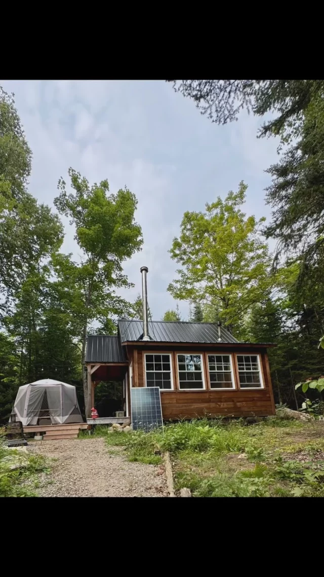 On continue notre route dans les Hautes-Laurentides au Lièvre Rouge en mode déconnexion totale ! Des refuges hors réseau qui nous invitent à reconnecter avec la nature. Canot sur le lac, randonnée, nuit en chalet tout confort, sans eau ni électricité. Accueillis comme à la maison par les « Mathieu », notre expérience restera à longtemps gravée dans nos mémoires. Mention spéciale pour les cocktails particulièrement savoureux😉

#quebeclemag #quebeclessentiel #lemeilleurducanada #laurentides #lautrelaurentides #lelievrerouge #roadtripquebec #routedesexplorateurs #quebecdesexplorateurs #macabaneaucanada #woodland #chaletquebec