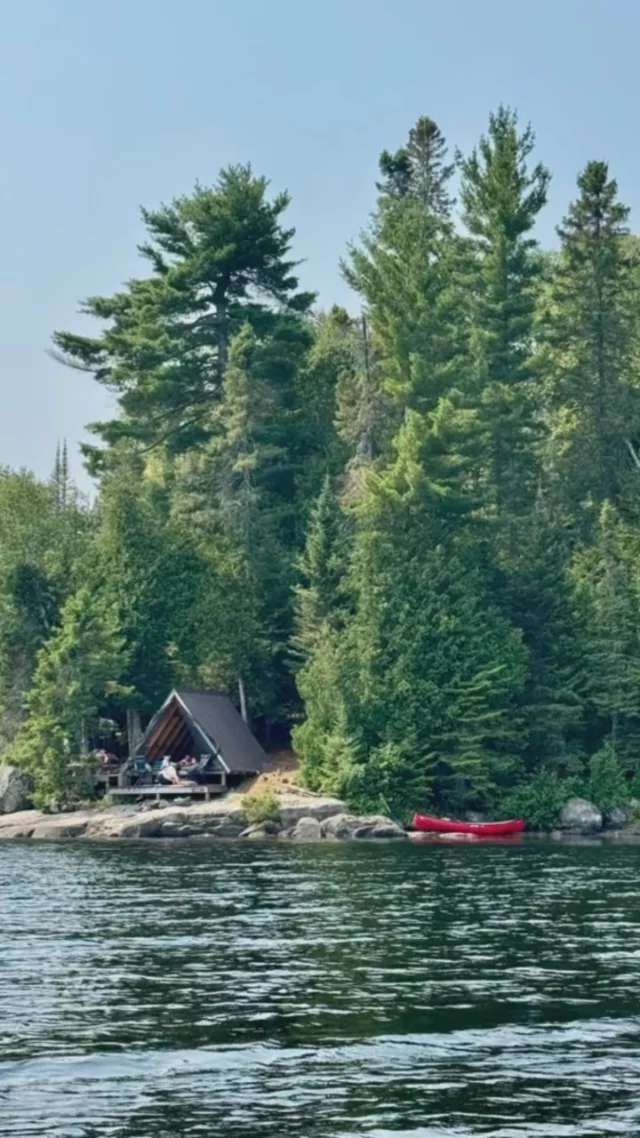 Notre road-trip sur la Route des Explorateurs se poursuit. Nous voilà dans les Laurentides. Premier arrêt au Parc régional de la Montagne du Diable. Soirée au coin du feu en musique avec Patrick, le gardien du parc, nuit dans une de leurs Minimaisons, petite randonnée jusqu’à la chute Windigo et canot su le lac 🤩

#montagnedudiable #parcmontagnedudiable #chutewindigo #quebeclemag #quebeclessentiel #lemeilleurducanada #explorequebec #roadtripquebec #laurentides #lautrelaurentides #routedesexplorateurs #quebecdesexplorateurs
