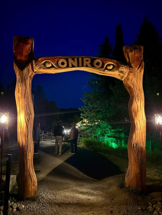 Une soirée magique au @parcomega ! 🐻
Encore une fois, ce lieu unique nous émerveille.
Entre nature sauvage, décors féériques et nouveautés chaque année, le Parc Omega ne cesse de nous surprendre.

Cette fois-ci, nous avons eu la chance de vivre l’expérience Oniro, un spectacle nocturne envoûtant mêlant lumière, poésie et mystère. Un véritable voyage sensoriel au cœur de la forêt.
Et pour compléter cette soirée parfaite : un délicieux dîner à l’Omegabon, où saveurs locales et ambiance chaleureuse se rencontrent.

Nous repartons les étoiles plein les yeux… et l’envie d’y revenir 🤩
•
•
#parcomega #outaouais #outaouaisfun #quebeclemag #quebeclessentiel #lemeilleurducanada #omegabon #oniro #routedesexplorateurs #quebecdesexplorateurs #fauneque