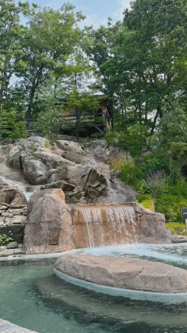 Il fallait bien une journée détente pour terminer ce Road-trip sur la Route des Explorateurs. Magnifique expérience au Nordik Spa Village Chelsea, toujours en Outaouais, à 10 minutes de Gatineau-Ottawa, le plus grand spa en Amérique du Nord . En amoureux, entre amis ou en solo, tout est fait pour passer une excellente journée de détente. 10 bains extérieurs (dont certains dans lesquels il est autorisé de parler), 9 saunas, des espaces de détente intérieurs et extérieurs, 4 restaurants, des soins sur mesure en salle ou en forêt, Aufguss, méditation guidée et une piscine flottante Källa pour une expérience de flottaison unique. Ajoutez à cela un personnel aux petits soins…vous l’aurez compris, la journée est passée bien trop vite 😉

#quebeclemag #lemeilleurducanada #quebeclessentiel #roadtripquebec #outaouais #outaouisfun #routedesexplorateurs #quebecdesexplorateurs #nordikspanaturechelsea #nordikspavillage #chelsea #spa #detente #aufguss #slowtravel #slowtourism #experiencethermale #québec