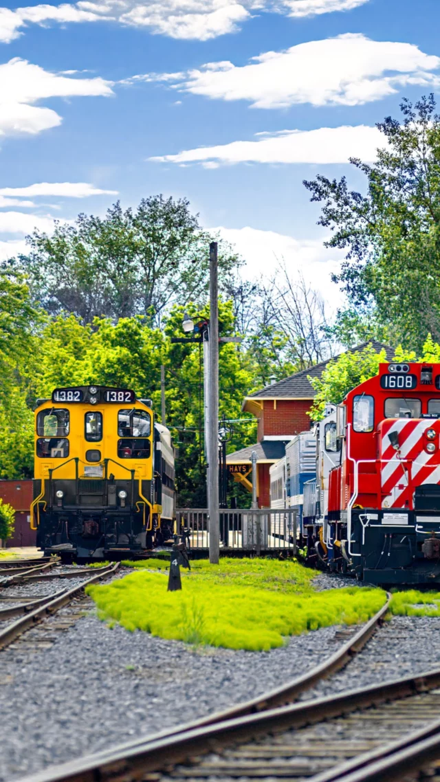 On plonge dans l’épopée ferroviaire canadienne à Expo Rail, le plus grand musée ferroviaire du pays à Saint-Contants, à 20km de Montréal. 🚂

Ici, on monte à bord de trains emblématiques, on teste un authentique simulateur de locomotive et on découvre 170 véhicules qui racontent l’histoire du rail. Entre les trains miniatures et le dernier tramway montréalais, on voyage dans le temps en famille au Québec cet été ! 
•
•
#quebeclemag #quebec #qc #exporail #train #trainmontreal #montreal #mtl #mtlmoments #montrealcity #travel #travelquebec #explorequebec #explorecanada #lemeilleurducanada #quebeclessentiel