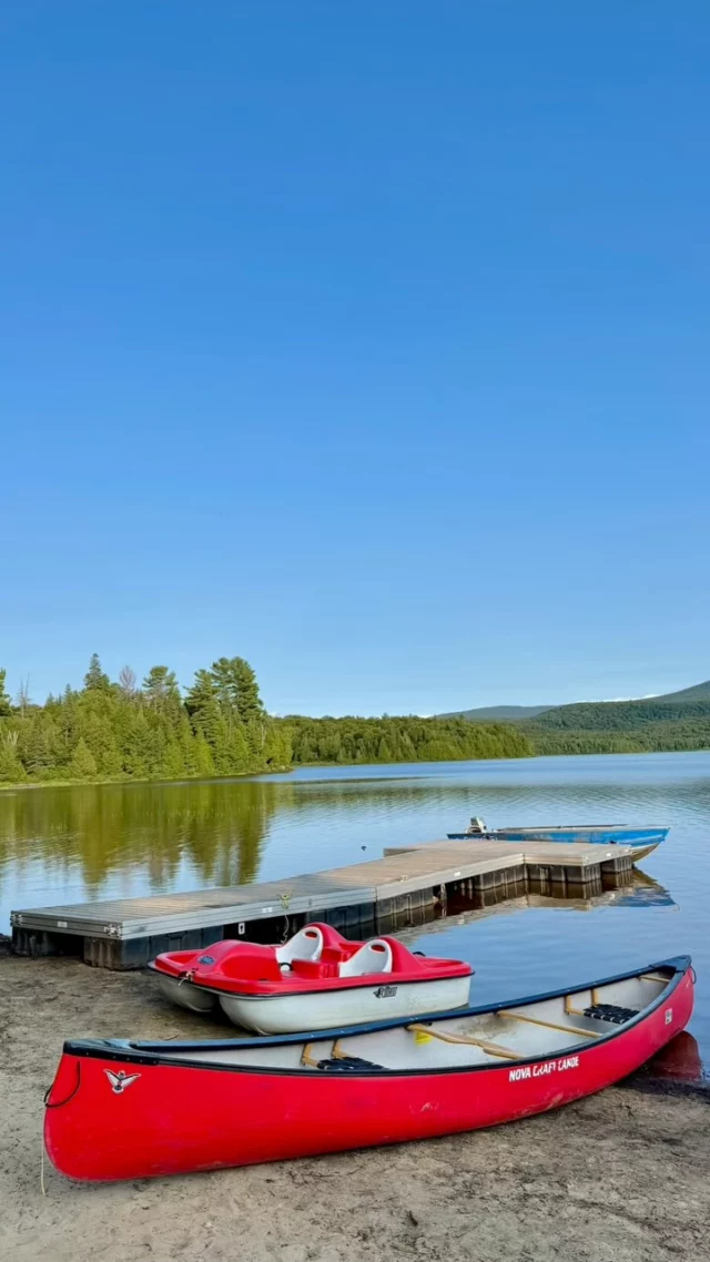 🚗✨ Cap sur les Laurentides le temps d’un road trip sur la Route# des Explorateurs !

🌙 Côté nuitées : refuge en forêt au Lièvre Rouge avec l’accueil chaleureux de Mathieu & Mathieu, mini-maison tout confort au Parc régional de la Montagne du Diable avec une veillée en chanson autour du feu grâce à Patrick, le gardien du parc, puis une parenthèse cocooning au Far Hills et un sublime coucher de soleil au bord du lac.

🍯 Côté saveurs : le plein de produits régionaux chez Gourmet Sauvage, repas terroir raffiné en pleine nature au Miels d’Anicet, et découvertes gourmandes à la Maison de Soma.

🌲 Côté aventure : rando et canot au Parc régional de la Montagne du Diable et au Lièvre Rouge, avant de prendre de la hauteur au Sentier des Cimes.

Un parfait mélange de nature, terroir et aventure : les Laurentides dans toute leur authenticité. 

#quebeclemag #lemeilleurducanada #quebeclessentiel #Laurentides #tourismelaurentides #routedesexplorateurs #roadtripquebec #montagnedudiable #sentierdescimes #quebecgourmand #terroirquebec #quebeclife #quebeccanada