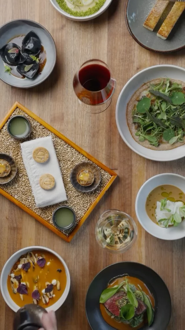 𝐚̀ 𝐭𝐚𝐛𝐥𝐞 𝐚𝐮 𝐐𝐮𝐞́𝐛𝐞𝐜 !

Dans le Vieux-Québec, Restaurant Légende vous transporte dans l'univers créatif du chef étoilé Elliott Beaudoin. 

Cette table d'exception sublime exclusivement les ingrédients locaux du terroir québécois : onglet de bison aux épices nordiques, soupe du pêcheur au homard et flétan, bavette de bœuf au miel. Entre les murs de brique de la rue Saint-Paul, vous découvrirez une cuisine boréale raffinée accompagnée d'une carte des vins parmi les plus captivantes de Québec.
.
.
#quebeclemag #quebec #qc #mangerquebec #oumangerauquebec #restaurantlegende #explorequebec #lemeilleurduquebec