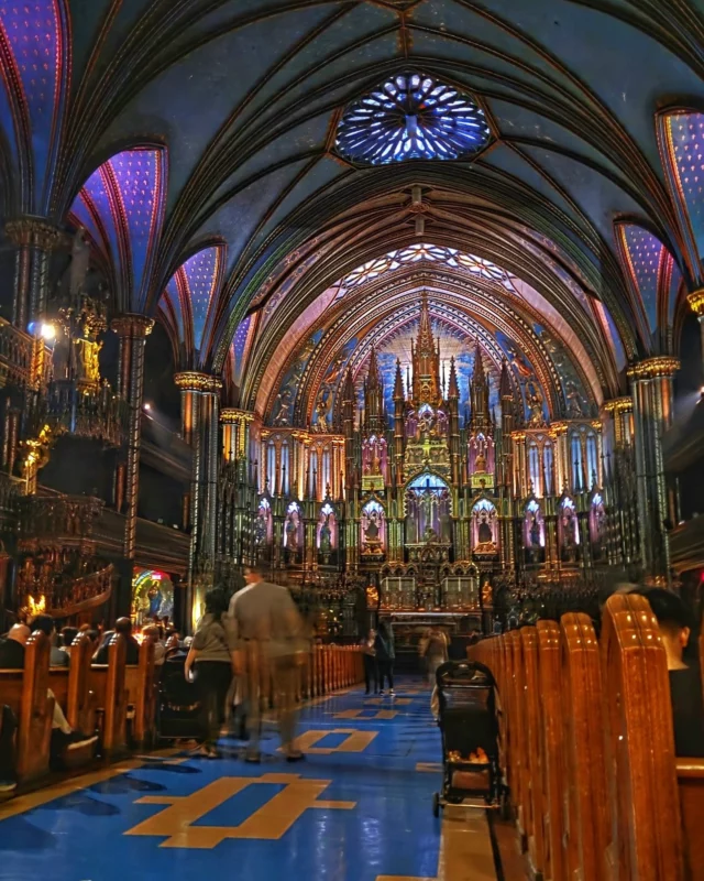 Hier soir, nous avons vécu l'expérience AURA à la @basiliquenotredame de Montréal, le spectacle sons et lumières signé @momentfactory et c'était... wow !
À ne pas manquer si vous passez par Montréal !
.
.
#quebeclemag #quebec #qc #montreal #montrealmoments #montrealcity #montreallife #aura #basiliquenotredamedemontréal #explorequebec #lemeilleurducanada