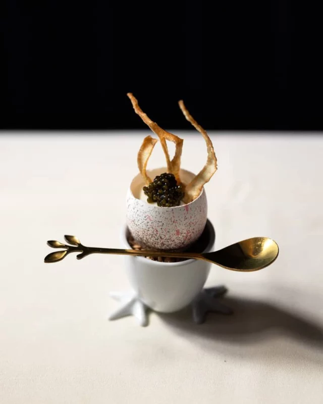 𝐚̀ 𝐭𝐚𝐛𝐥𝐞 𝐚𝐮 𝐐𝐮𝐞́𝐛𝐞𝐜 !

Dans le Vieux-Québec, @leclanrestaurant vous transporte bien au-delà d'un simple repas. 

Le chef @stephanemodat vous fait découvrir le terroir québécois comme jamais : flétan de Sept-Îles, pintade de Chaudière-Appalaches, produits des Premières Nations... Chaque plat raconte une histoire, celle du Québec sauvage et authentique.

Une expérience qui vous marquera autant qu'une aurore boréale.
.
.
#quebeclemag #quebec #qc #leclan #restaurantquebec #restaurant #oumangerauquebec #quebecgourmand #explorequebec #lemeilleurducanada #food #foodies #foodislife #viveleClan #groupesogno