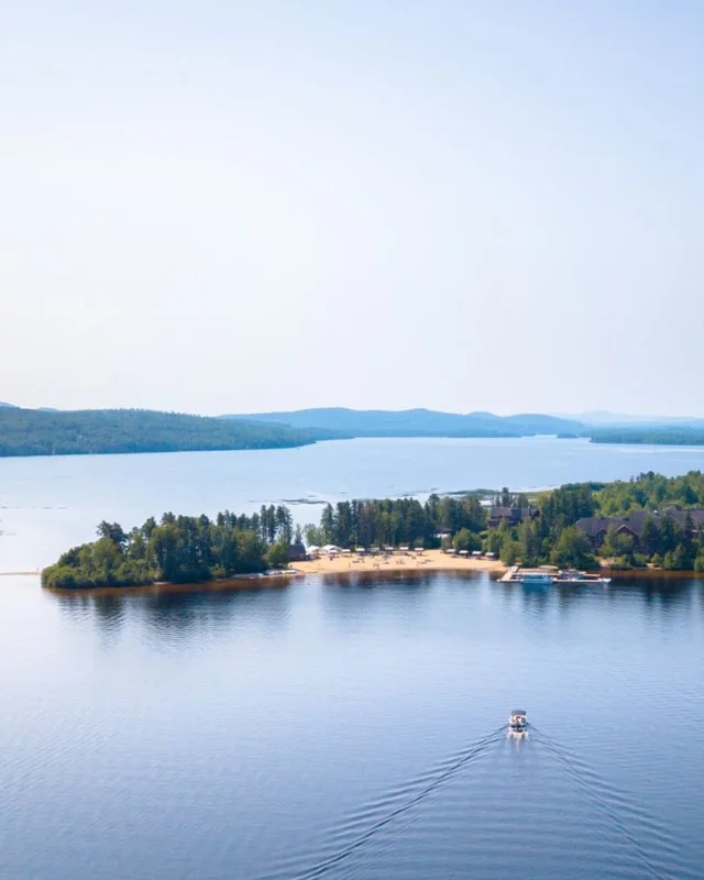 Si vous rêvez d’un grand bol d’air au Québec, faites un arrêt au Lac Taureau ! 
À moins de 2h de Montréal, vous découvrirez un immense plan d’eau bordé de plages et d’îles, parfait pour la baignade, le kayak ou la randonnée. Et après l’aventure, place à la détente dans une auberge, un chalet ou même un spa. 
Un vrai bijou au @quebecauthentique !
.
.
#quebeclemag #quebec #qc #explorequebec #explorecanada #lactaureau #quebecauthentique #fall #fallvibes