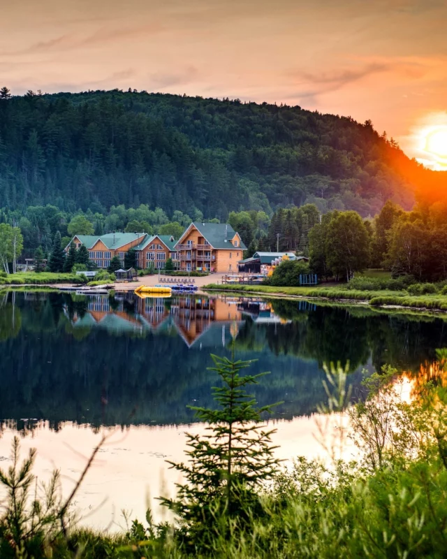 Dans Lanaudière, entre lac et forêt, l'Auberge du Vieux Moulin est ce refuge où tout invite à la détente. 

Chambres confortables, chalets chaleureux ou nuits insolites en tipi, l'établissement propose une gamme d'hébergements variés. Sur place, les activités ne manquent pas : motoneige, pêche, spa et sauna pour se ressourcer après une journée en plein air. 

Bonne nouvelle 🎁 : deux nuits sont à gagner dans notre jeu concours. De quoi vous offrir une parenthèse nature inoubliable !
.
.
#quebeclemag #quebec #qc #quebecauthentique #aubergeduvieuxmoulin #explorequebec #lemeilleurducanada #quebeclessentiel #jeuconcours #contest