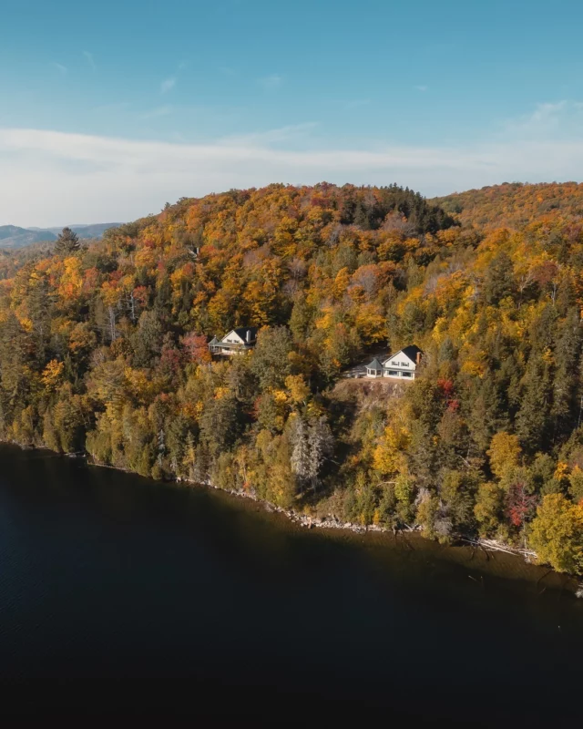 Difficile de ne pas succomber au charme de l' @aubergelacaleauclaire nichée dans un écrin naturel aussi inspirant que reposant, au cœur du @quebecauthentique 

À découvrir si vous êtes l'un des gagnants de notre jeu concours 100% nature ! 🍁
.
.
#quebeclemag #quebec #qc #quebecauthentique #jeuconcours #contest #contestgram #automne #automnequebec #fall #fallvibes