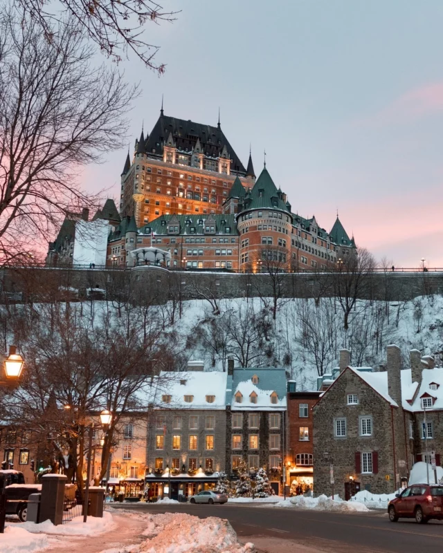 Que faire à Québec en hiver ? La seule ville fortifiée d'Amérique du Nord se transforme en véritable terrain de jeu hivernal ! Québec cité 
☃️ Flâner dans le @quartierpetitchamplain sous la neige
☃️ Dévaler les glissades de la Terrasse Dufferin @au1884 © Luc Antoine Couturier
☃️ Visiter l'@hoteldeglace, une architecture éphémère spectaculaire
☃️ Admirer la @chutemontmorency gelée © Francis Gagnon
☃️ Participer au @carnavaldequebec
.
.
#quebeclemag #quebec #qc #quebeccite #ilovequebec #quebeccity #explorequebec #lemeilleurducanada #quebeclessentiel