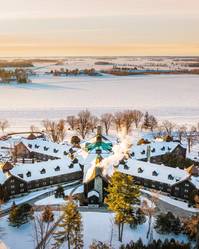 Découvrez le Fairmont Le Château Montebello sous son manteau d’hiver. Le plus grand chalet en bois rond de la planète, niché entre forêt et rivière, où chaque journée commence dans une atmosphère feutrée. 
Patin à glace, ski de fond, balade en forêt et cuisine délicieuse, tout invite à goûter au charme hivernal avec un brin d’élégance. 
Un lieu unique pour savourer l’hiver canadien dans ce qu’il a de plus chaleureux.
.
.
#quebeclemag #quebec #qc #fairmont #fairmontlechateaumontebello #chateaumontebello #outaouais #outaouaisfun #explorequebec #lemeilleurducanada #quebeclessentiel