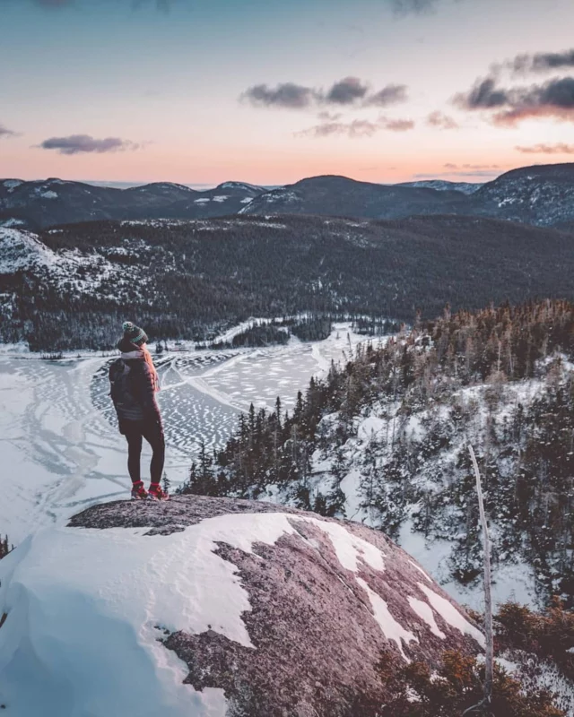 Charlevoix en hiver, c'est admirer des panoramas uniques, skier avec vue sur le Saint-Laurent, filer en motoneige ou traîneau à chiens dans la poudreuse et défier les parois glacées en via ferrata. Après l'effort, on se détend dans les spas nordiques avant de savourer une gastronomie locale, riche et délicieuse.
@tourismecharlevoix 
.
.
#quebeclemag #quebec #qc #charlevoix #charlevoixquebec #charlevoixcharmemoi #explorequebec #hiver #quebecenhiver #winter #lemeilleurducanada #quebeclessentiel