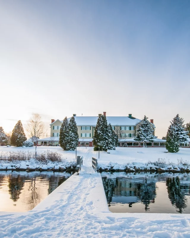 À 2h de Montréal, la forêt du @quebecauthentique  vous attend sous son manteau blanc. 
En Lanaudière et en Mauricie, l'hiver prend des airs de roman d'aventures. Raquettes, balade en traîneau à chiens, soirée au coin du feu ou encore soirée sous les étoiles, la vraie magie de l'hiver québécois se vit ici.
.
.
#quebeclemag #quebec #qc #quebecauthentique #mauricie #lanaudiere #hiver #hiverquebec #hiverqc #winter #lemeilleurducanada #quebeclessentiel