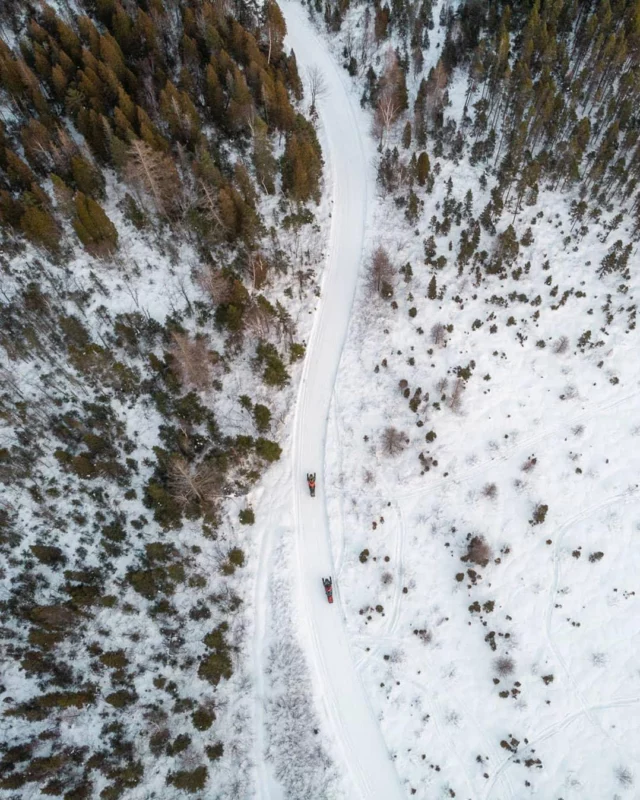 Vous prévoyez des vacances au Québec cet hiver ? ☃
Randonnée nordique, ski et raquette, traîneau à chiens, motoneige, pêche blanche, camping hivernal…voici 10 activités à ne pas manquer autour du fjord du Saguenay ! @saguenaylacsaintjean 
.
.
#quebeclemag #quebec #qc #hiver #hiverquebec #saguenaylacsaintjean #saglac #saguenay #fjordsaguenay #explorequebec #lemeilleurducanada #quebeclessentiel #winter #winterishere