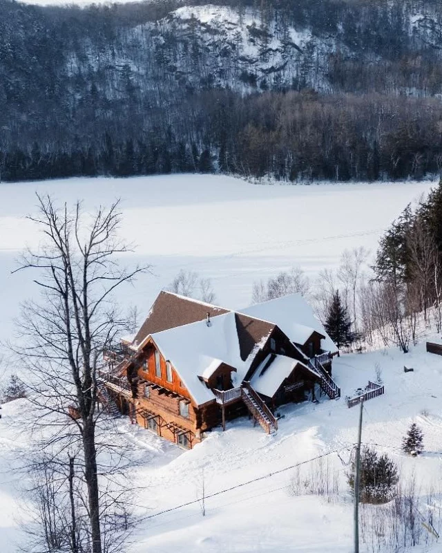 Quoi faire en Outaouais cet hiver ? ☃
❄ Visiter le @parcomega 
❄ Dormir dans le merveilleux @fairmontmontebello 
❄ Vivre la vie de chalet à l'@aubergecouleursdefrance 
❄ Visiter le @muscanhistoire 
👉 Découvrez d'autres lieux sur notre site web #lienenbio
.
.
#quebeclemag #quebec #qc #outaouais #outaouaisfun #explorequebec #lemeilleurducanada #hiver #winter #hiverquebecois #quebeclessentiel