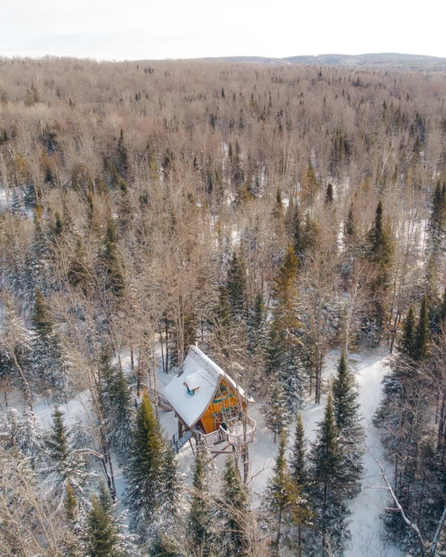 Dans les Hautes-Laurentides, Les Toits Du Monde proposent huit refuges insolites construits avec des matériaux écologiques. 
Maison de Hobbit, chalet enchanté, tipi amérindien ou encore yourte mongole, au fil des saisons, chaque nuit promet son lot de magie et de souvenirs.
De quoi repartir avec des étoiles plein les yeux ! ✨
.
.
#quebeclemag #quebec #qc #lestoitsdumonde #laurentides #hauteslaurentides #explorequebec #lemeilleurducanada #quebeclessentiel #hiver #hiverquebecois #viedechalet