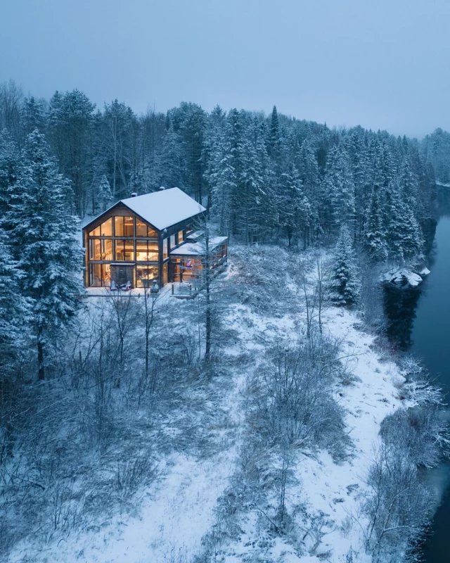 Cet hiver, direction le @quebecauthentique ! 
Traîneaux à chiens, motoneige, pêche sur glace, randonnées... le tout dans des hébergements de rêve, telle est la promesse de Lanaudière et de la Mauricie ☃️
Alors, on y va ? 
.
.
#quebeclemag #quebec #qc #quebecauthentique #lanaudière #mauricie #quebeclessentiel #lemeilleurducanada #explorequebec #hiver #hiverquebecois #hiverauquebec